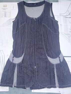 Sleeveless Navy Zip-Front Tunic with Striped Pocket Trim